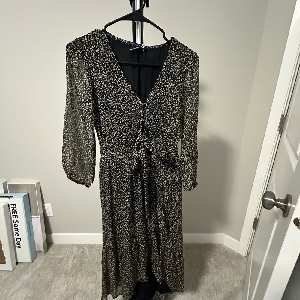 NWTs!!  Women’s Floral Dress with Scrunchie - Abercrombie and Fitch - XS